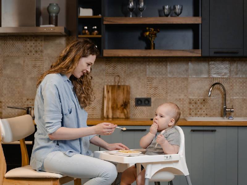 preparer-une-nourriture-saine-et-equilibree-pour-bebe